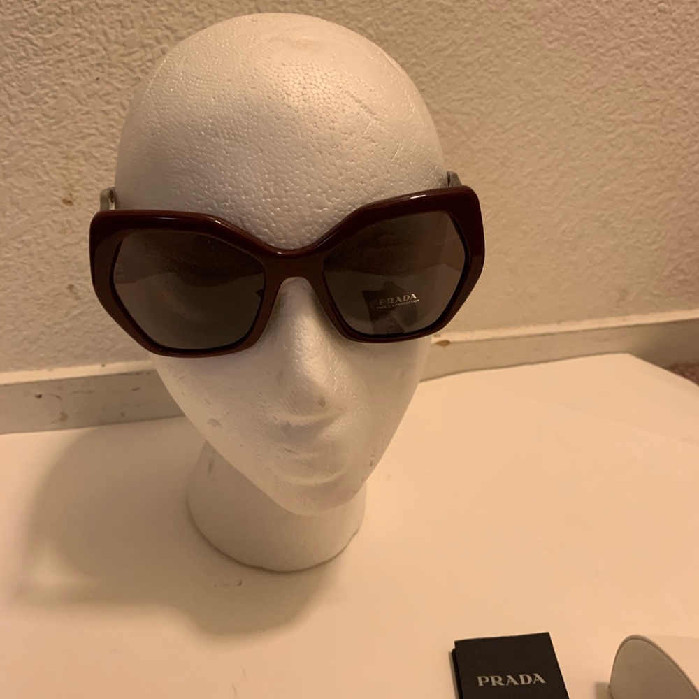 NWOT 🌸 Prada Boxy Sunglasses